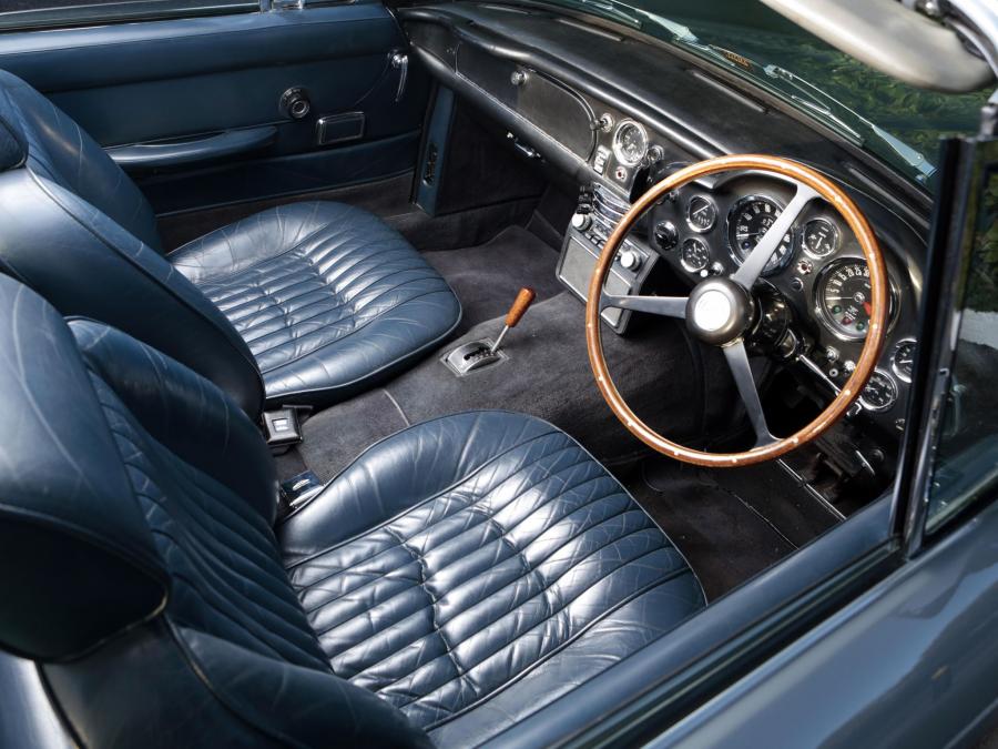 Интерьер Aston Martin DB6 Volante (Mk II) 1969 года  (UK) (фото 4 из 10)